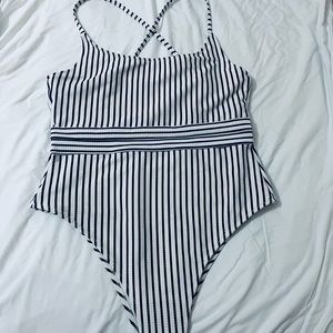 Shade&Shore Striped White/black one piece Large Great condition!Fits size 10/12